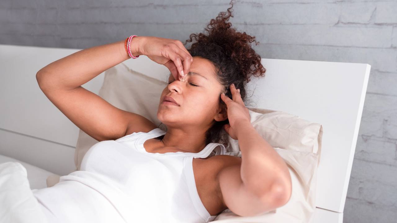 O erro comum que faz você acordar cansada mesmo após horas de sono