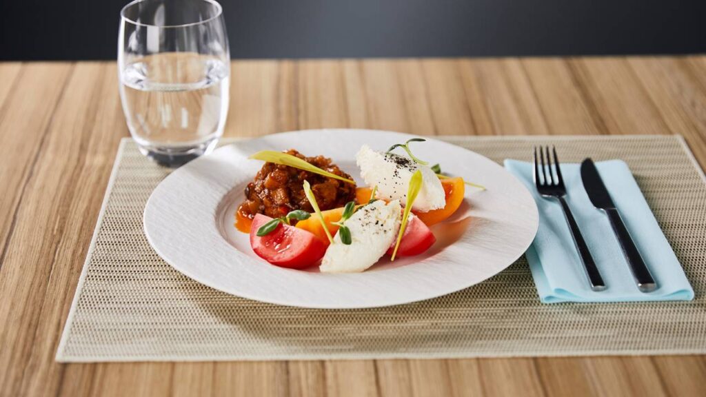 Beber água durante as refeições engorda mesmo ou é só um mito popular