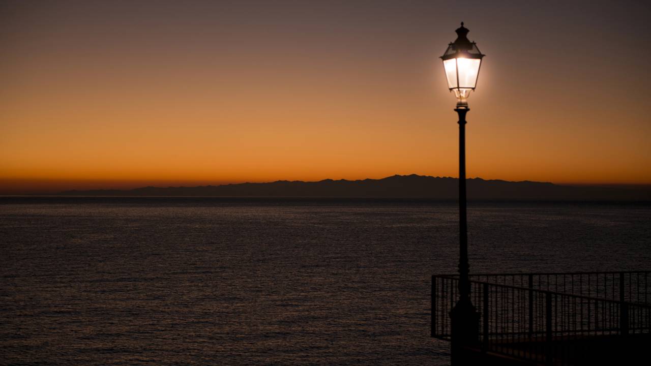 Por que o som do mar parece diferente durante a madrugada