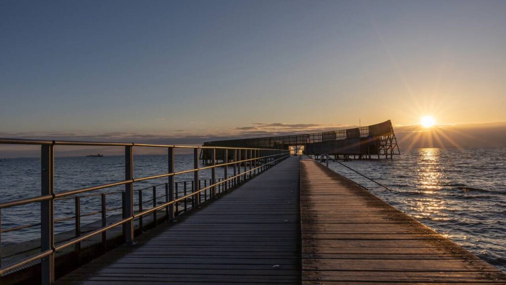 Por que o som do mar parece diferente durante a madrugada