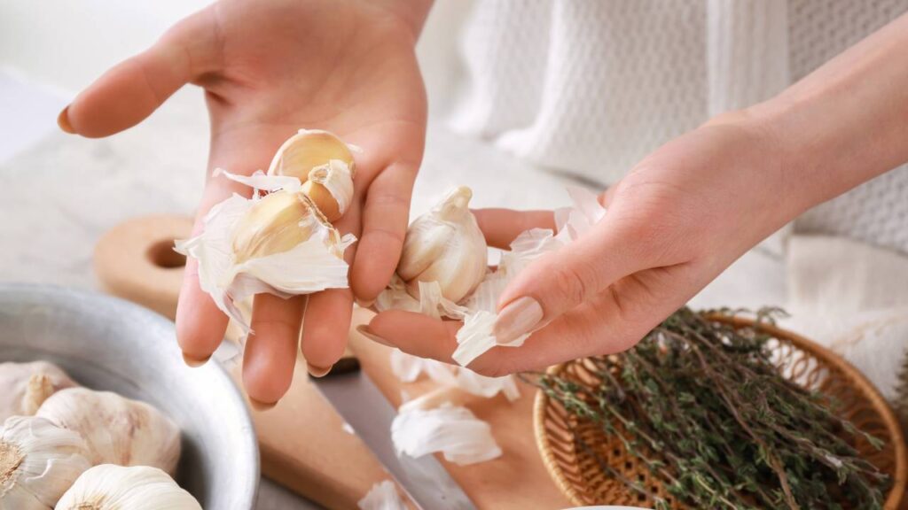Por que o cheiro de alho fica preso nas mãos?