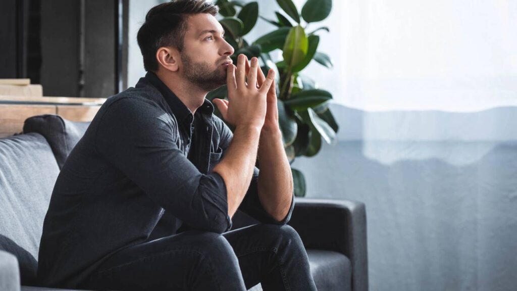 O que significa nunca pedir ajuda segundo a psicologia e por que esse padrão pesa tanto por dentro