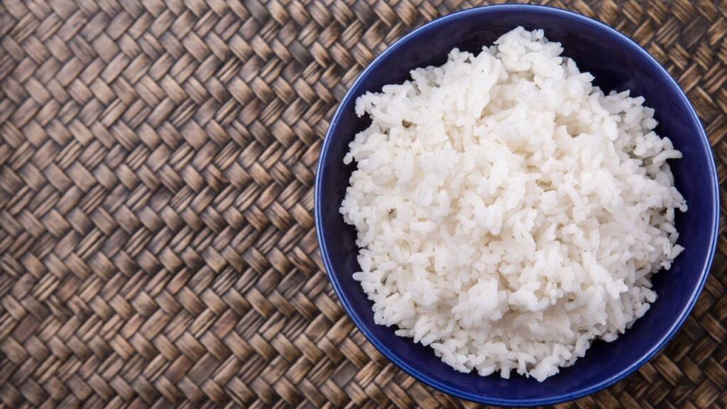 Como fazer fertilizante natural com arroz cozido e criar um efeito surpreendente nas plantas