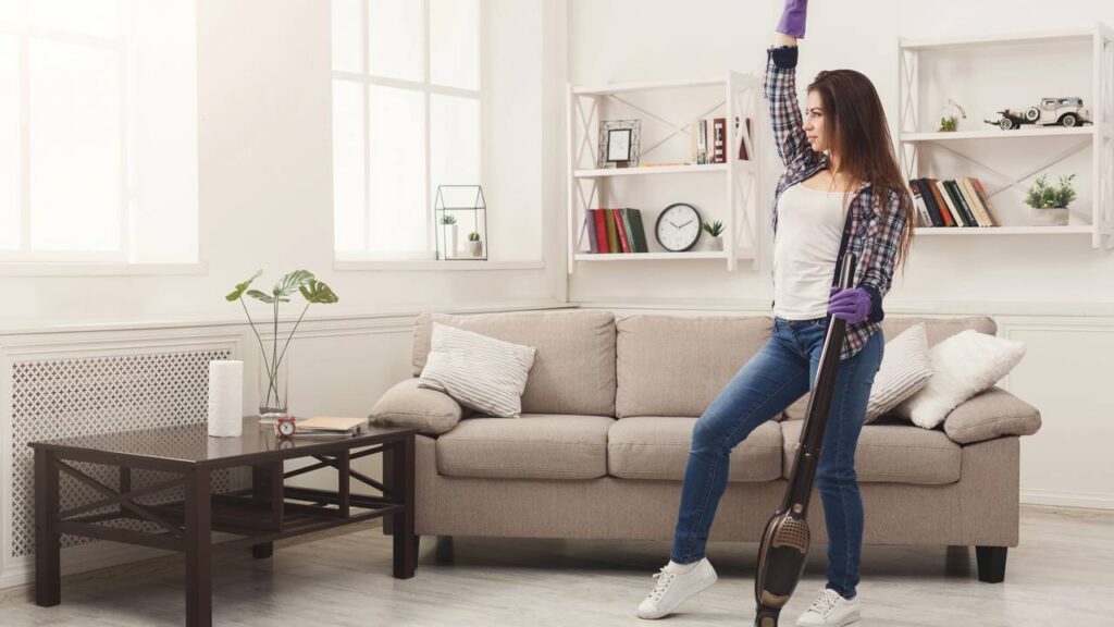 Por que sentimos vontade de arrumar a casa quando estamos ansiosos