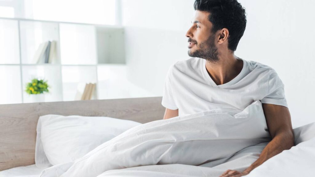 Evitar acordar e logo usar o celular é fundamental para melhor controle químico do cérebro - Créditos: depositphotos.com / VitalikRadko