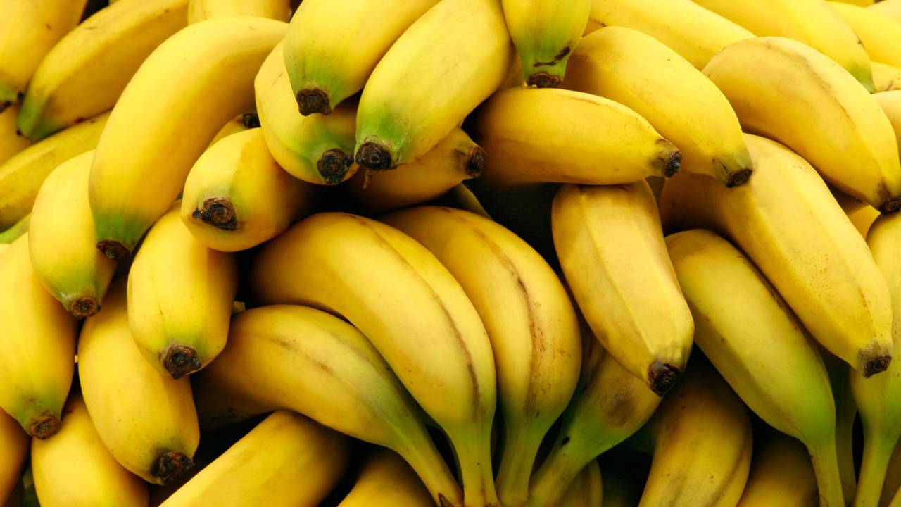 Por que a banana amadurece tão rápido perto de outras frutas