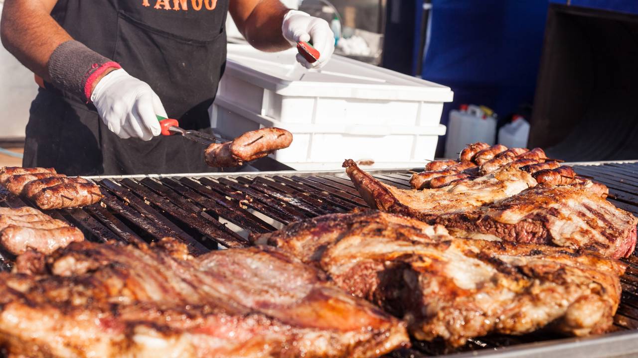 Não é alho nem chimichurri: seu churrasco vai ficar mais saboroso com esse truque dos chefs uruguaios