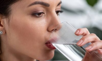 O que acontece no corpo se você beber muita água logo ao acordar