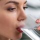 O que acontece no corpo se você beber muita água logo ao acordar