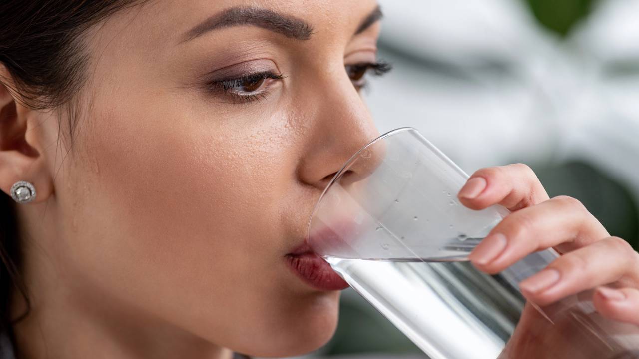 O que acontece no corpo se você beber muita água logo ao acordar