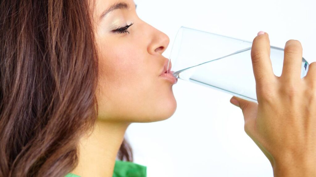 O que acontece no corpo se você beber muita água logo ao acordar