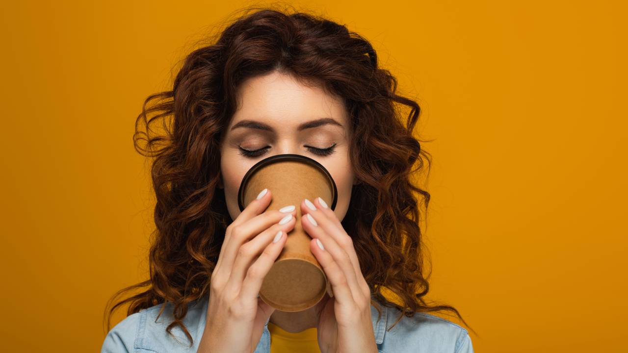 Por que o café parece mais forte quando está quente