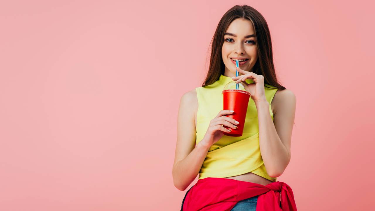 Essa mistura de frutas deixa o suco com um gosto inesperado e bem parecido com refri