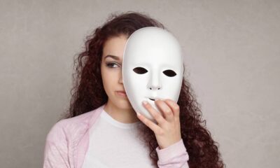 Algumas pessoas escondem seu lado verdadeiro - Créditos: depositphotos.com / buecax