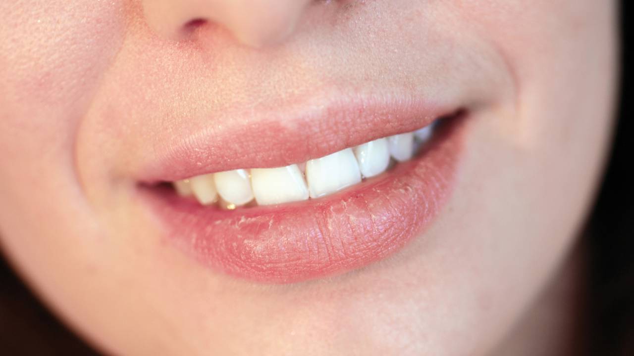 Boca seca ao acordar! O que esse sinal repetido pode estar mostrando