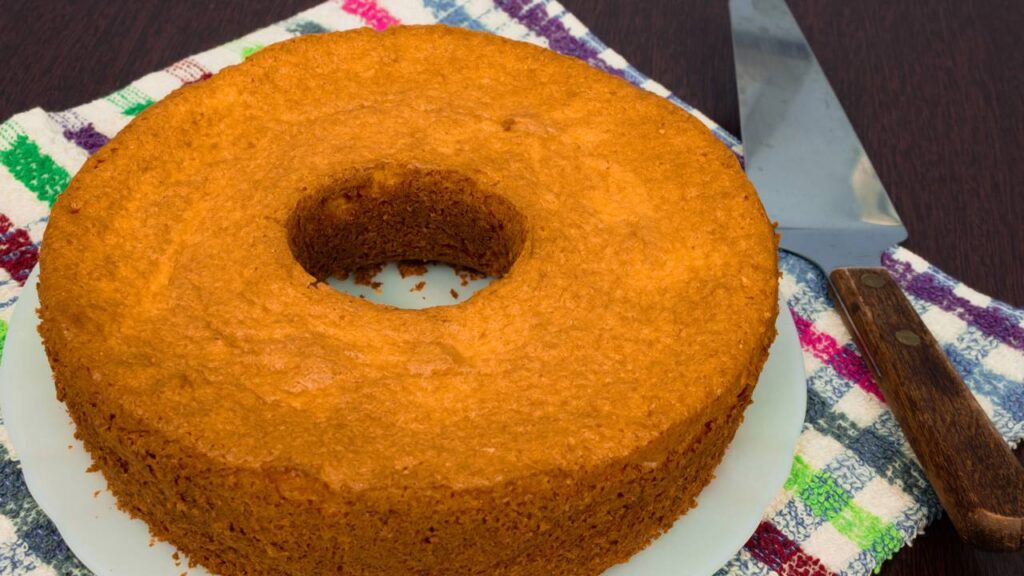 O bolo de amendoim mais fofinho e perfumado que você vai provar
