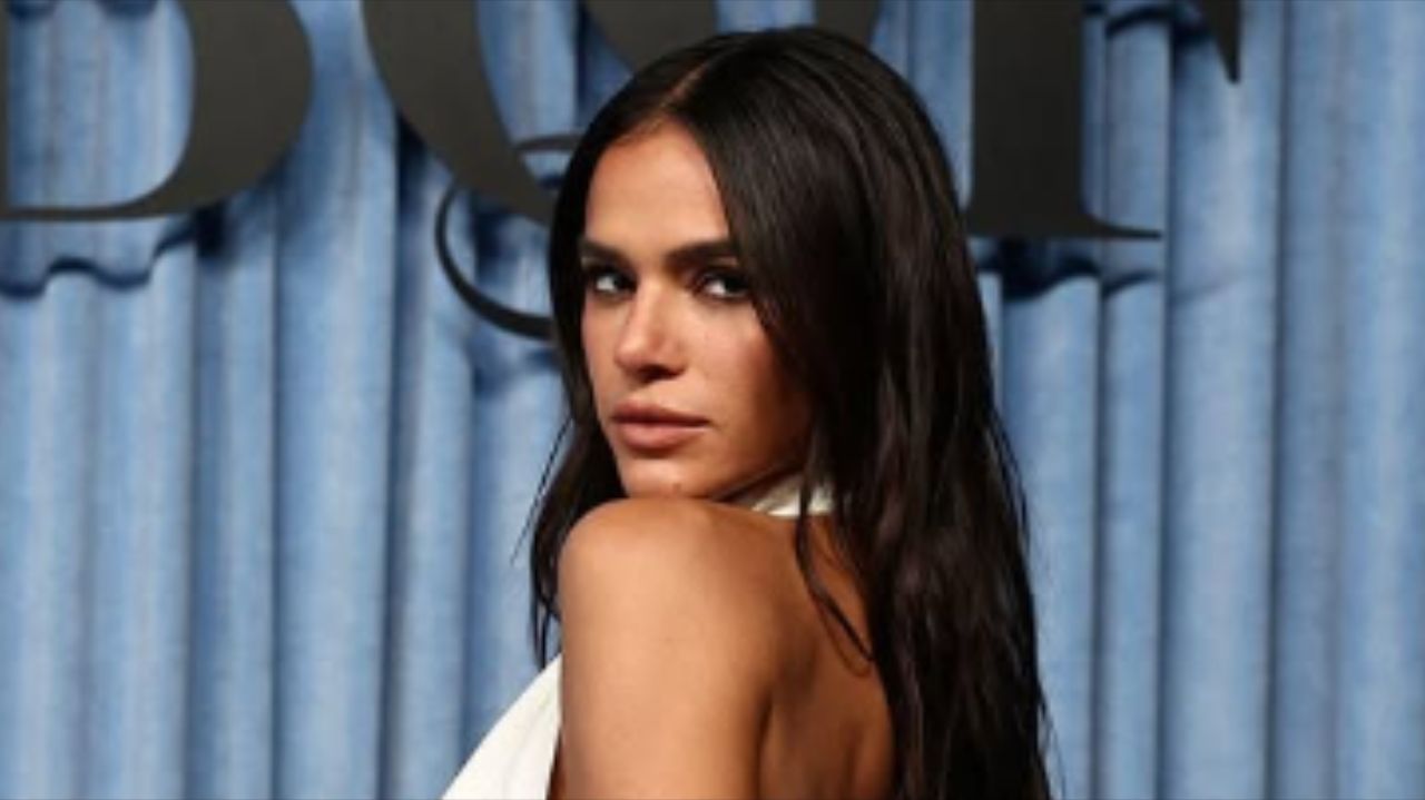 Look de Bruna Marquezine no BoF 500 Gala 2025 revela elegância e ousadia na medida