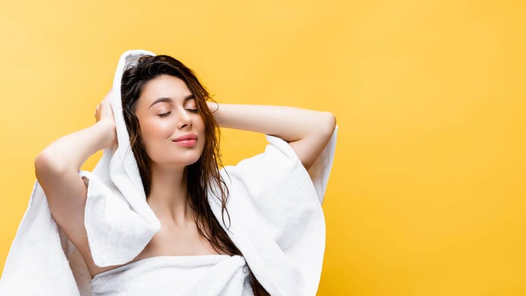O erro comum no banho que enfraquece o cabelo sem você perceber