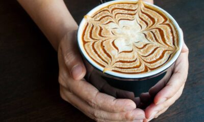 A mistura curiosa que deixa o café com sabor de caramelo