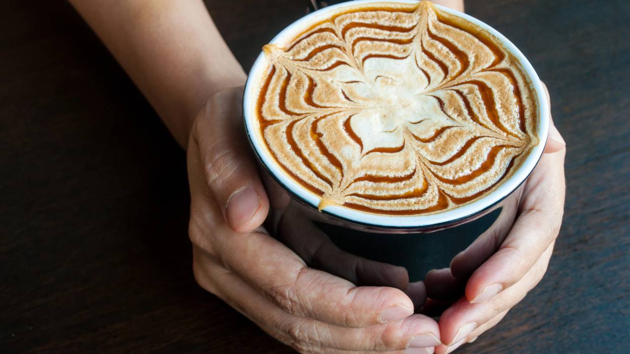 A mistura curiosa que deixa o café com sabor de caramelo