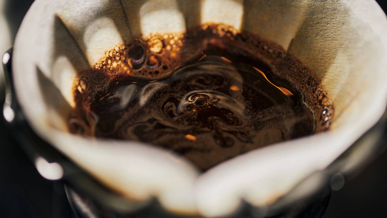 Por que o café recém-coado tem um aroma tão forte