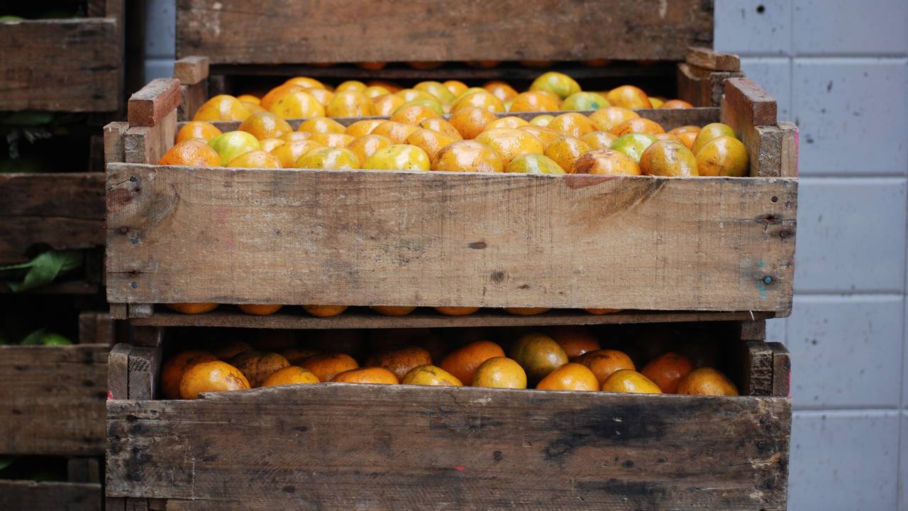 Transforme caixote de feira em mesa estilosa e funcional