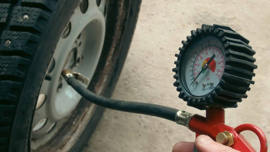 Pneu descalibrado pode aumentar gasto de combustível e desgaste do carro