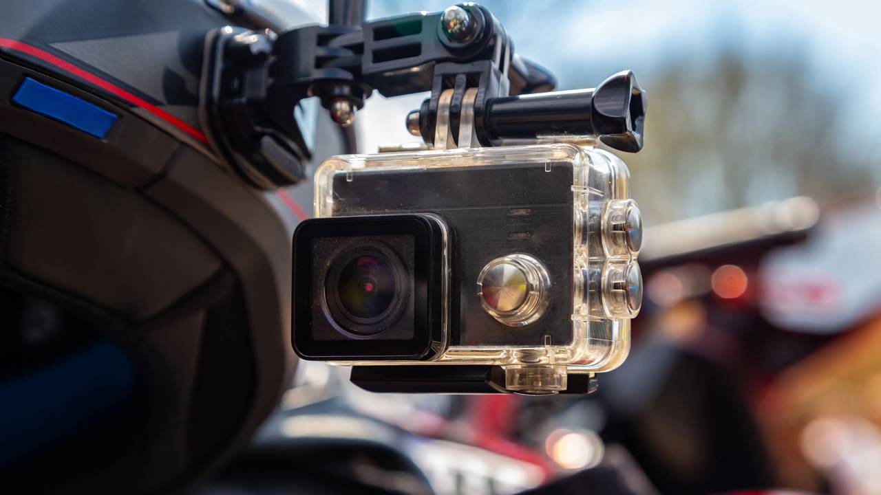 Quatro câmeras para capacete que entregam ótimo desempenho sem pesar no bolso