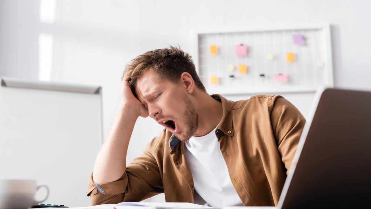 Por que algumas pessoas se sentem cansadas mesmo depois de dormir bem