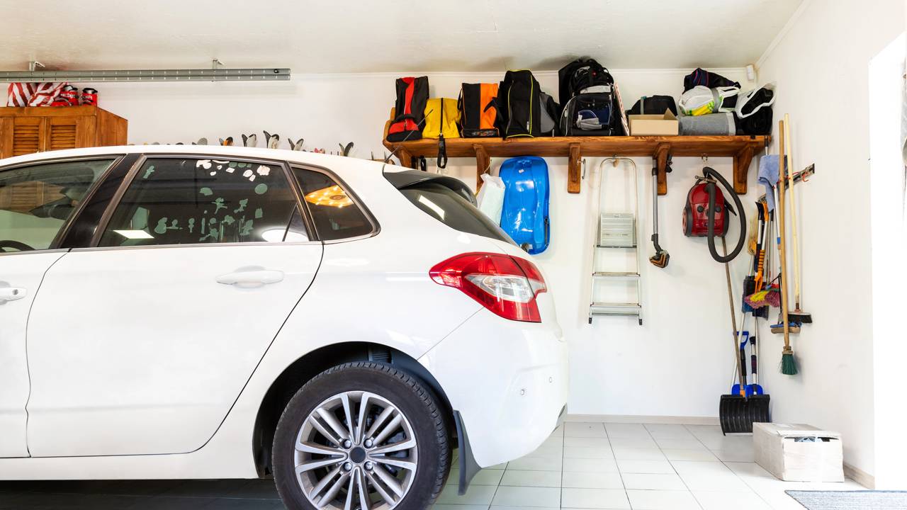 Manter um carro parado na garagem pode gastar quase o mesmo, senão mais do que um carro rodando - Créditos: depositphotos.com / gorlovkv
