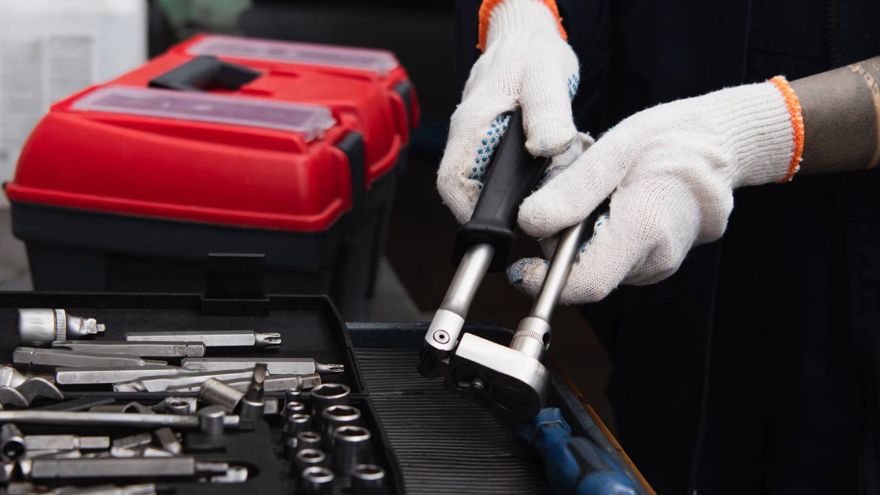 Esse kit básico de ferramentas já me ajudou em diversas situações de emergência com o carro