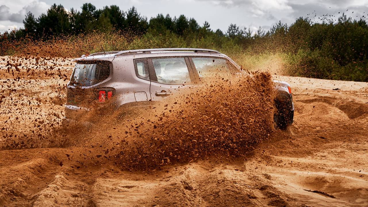 Erros comuns ao dirigir no barro que podem causar acidentes graves