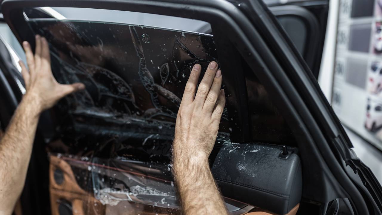 Instalei isolamento térmico nas portas e meu carro ficou muito mais fresco