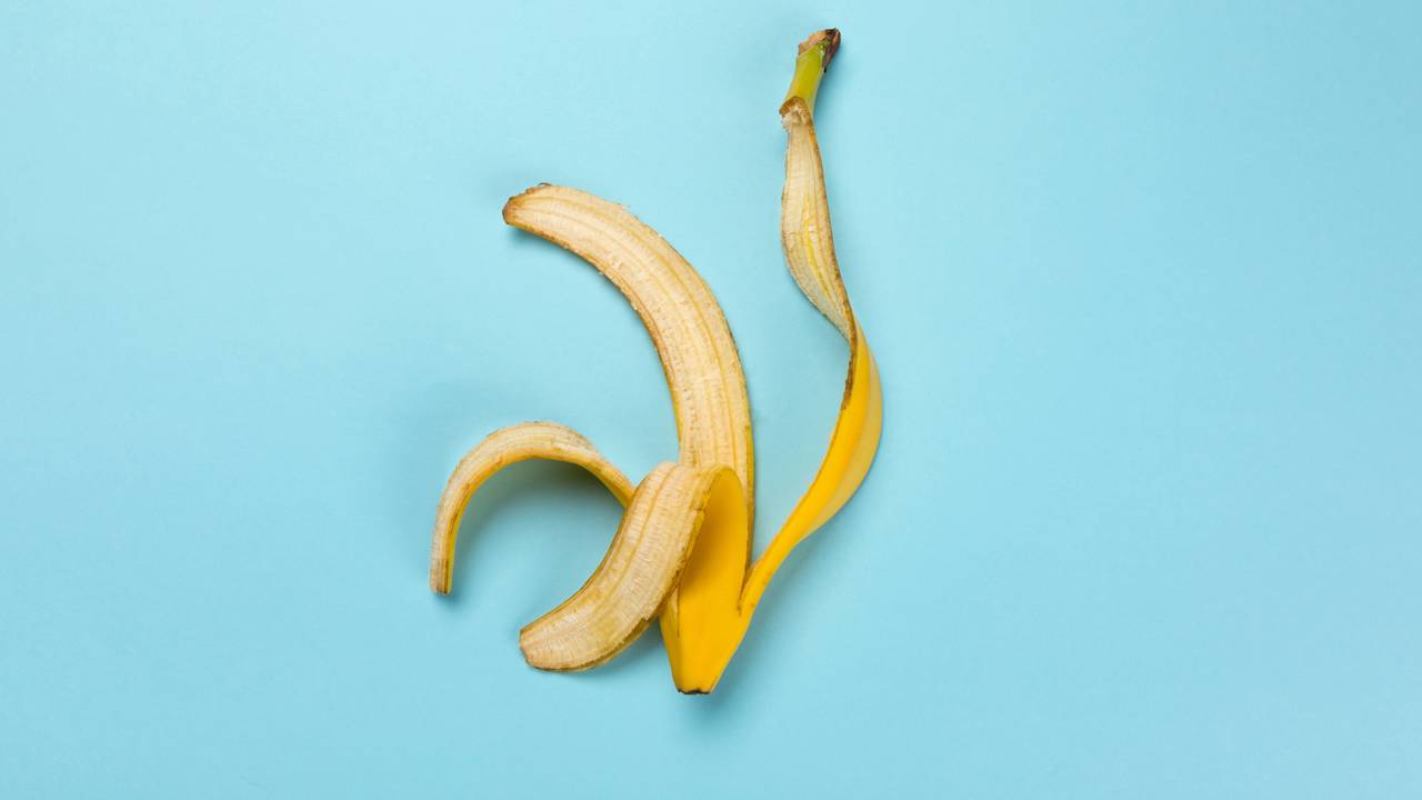 Esse truque com casca de banana é o adubo preferido dos jardineiros
