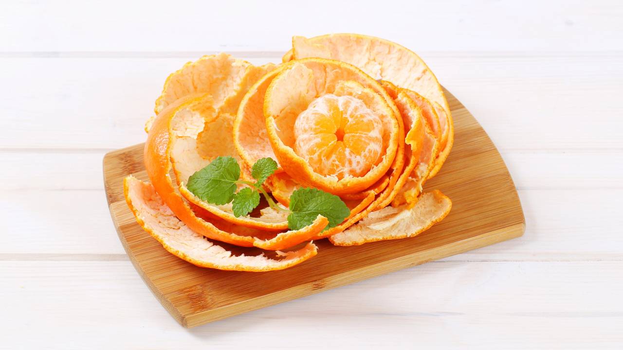 Como reaproveitar cascas de frutas e virar um adubo poderoso