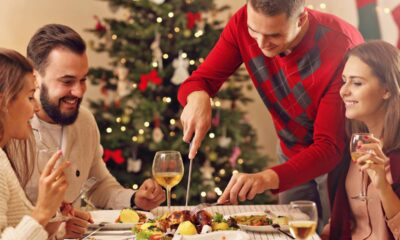 A ceia natalina é uma tradição importante no Brasil, seja com amigos ou família - Créditos: depositphotos.com / macniak