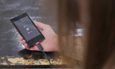 Por que o celular esquenta quando está carregando