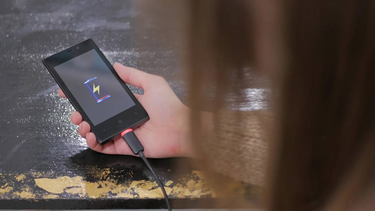 Por que o celular esquenta quando está carregando