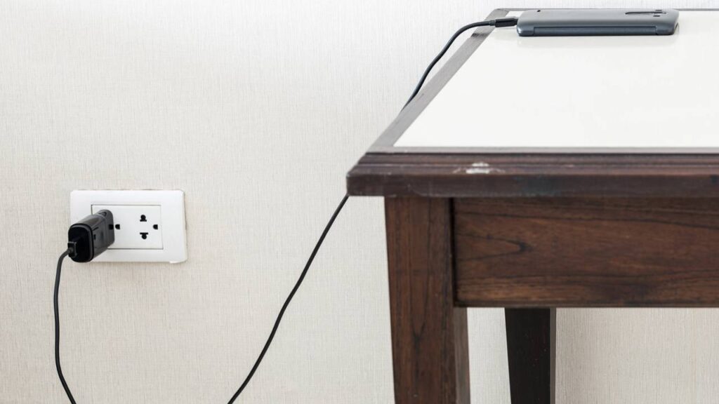 Por que o celular esquenta quando está carregando