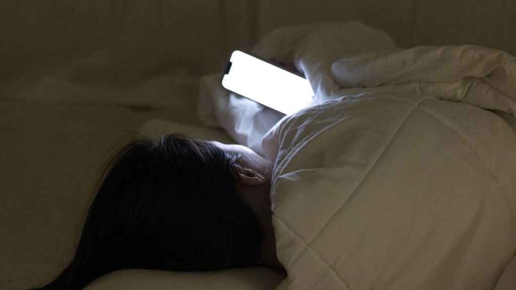 O erro comum que faz você acordar cansada mesmo após horas de sono