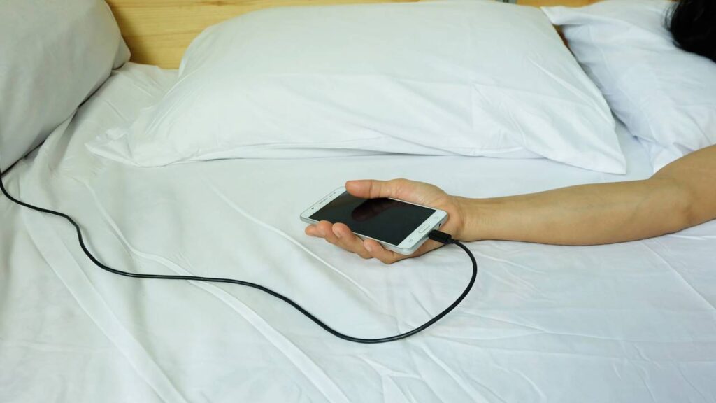 O que acontece quando você dorme com o celular na cama
