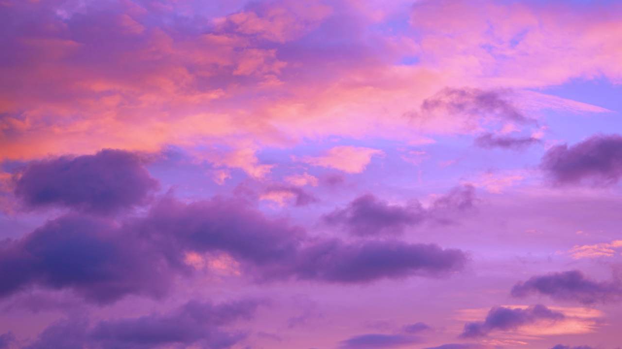O fenômeno natural que faz o céu ficar lilás em dias frios e encanta quem vê
