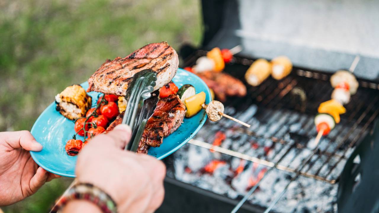 Esse tempero barato transforma legumes comuns em pratos com gosto de churrasco