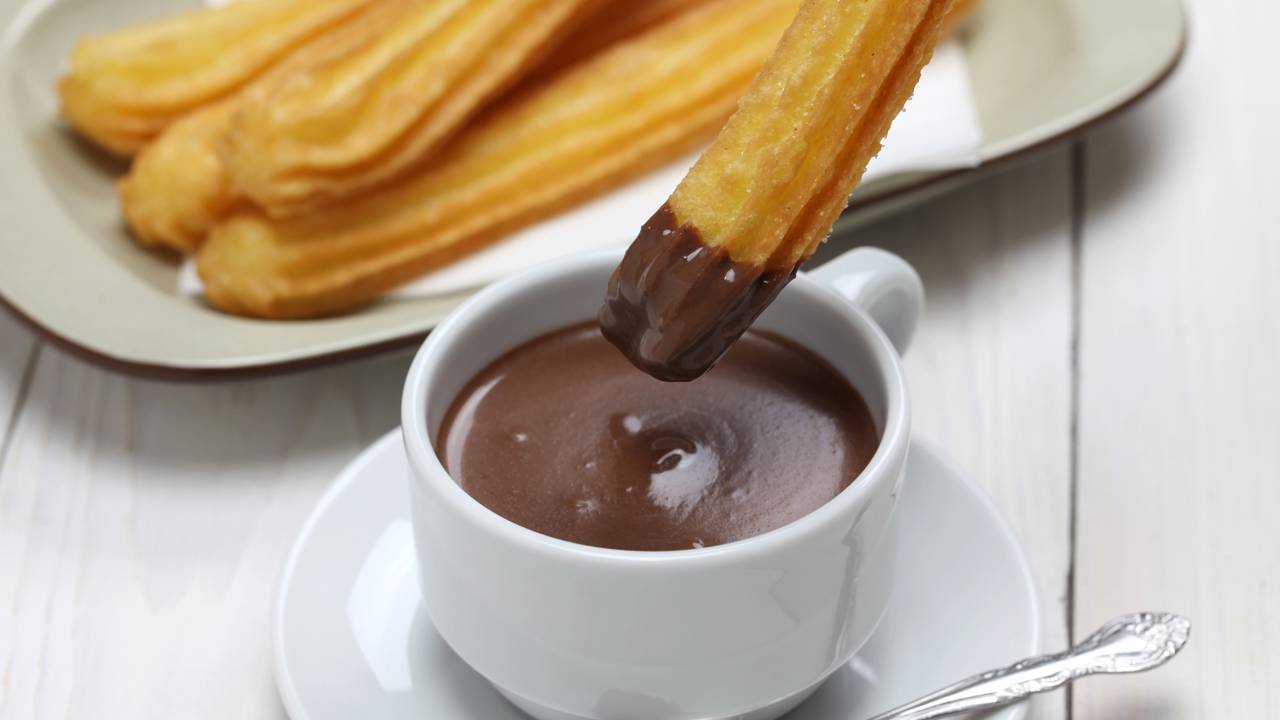 Aprenda o segredo do churros crocante por fora e macio por dentro