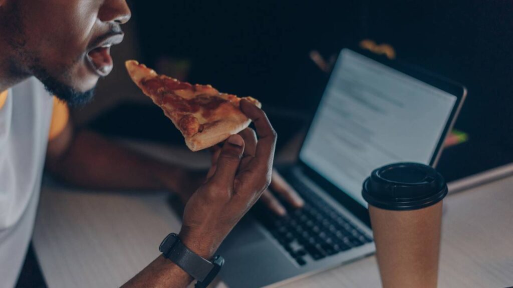 Carboidratos à noite? o que o corpo faz quando você exagera no jantar
