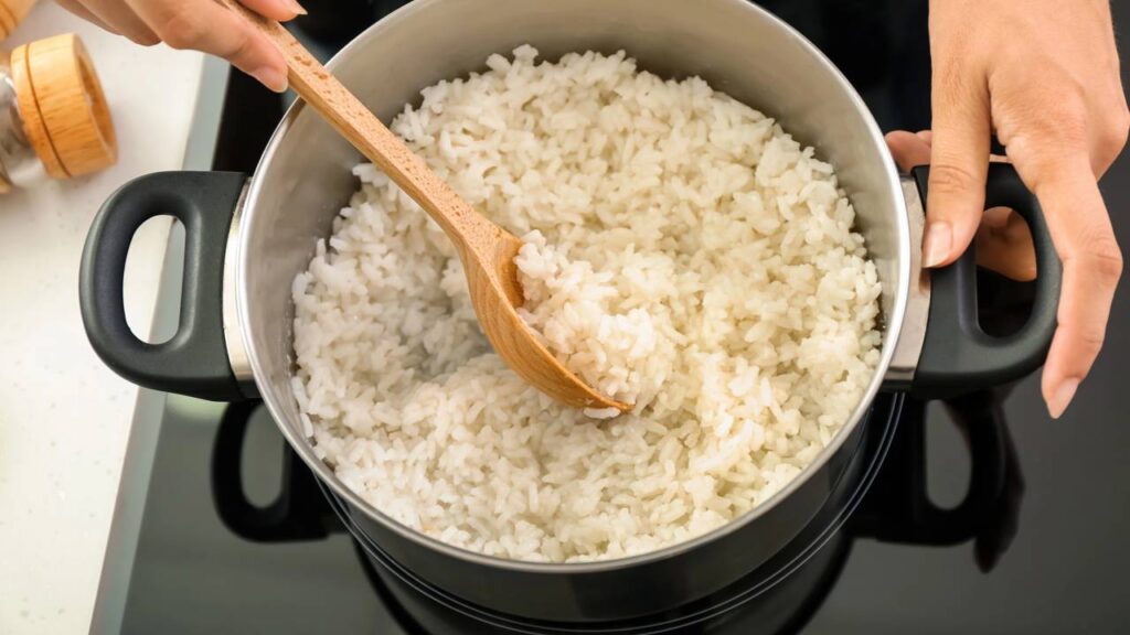 Arroz soltinho e sem erro com esses três passos que garantem uma receita perfeita, mesmo sem prática