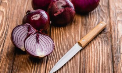Por que a cebola faz você chorar ao cortar