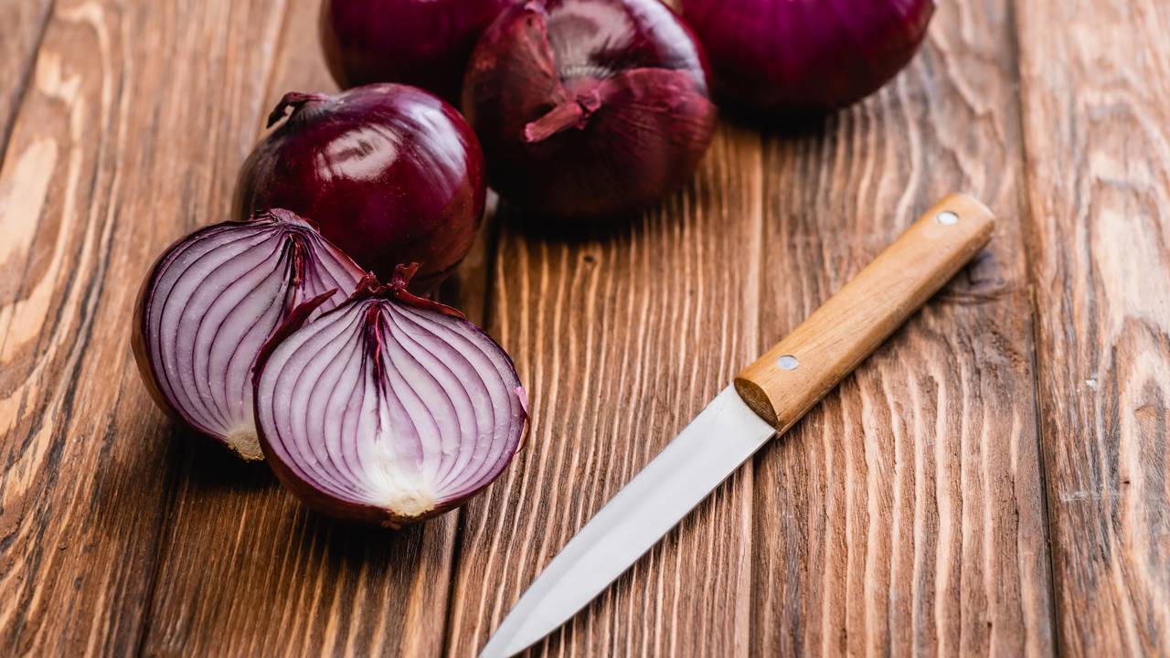 Por que a cebola faz você chorar ao cortar