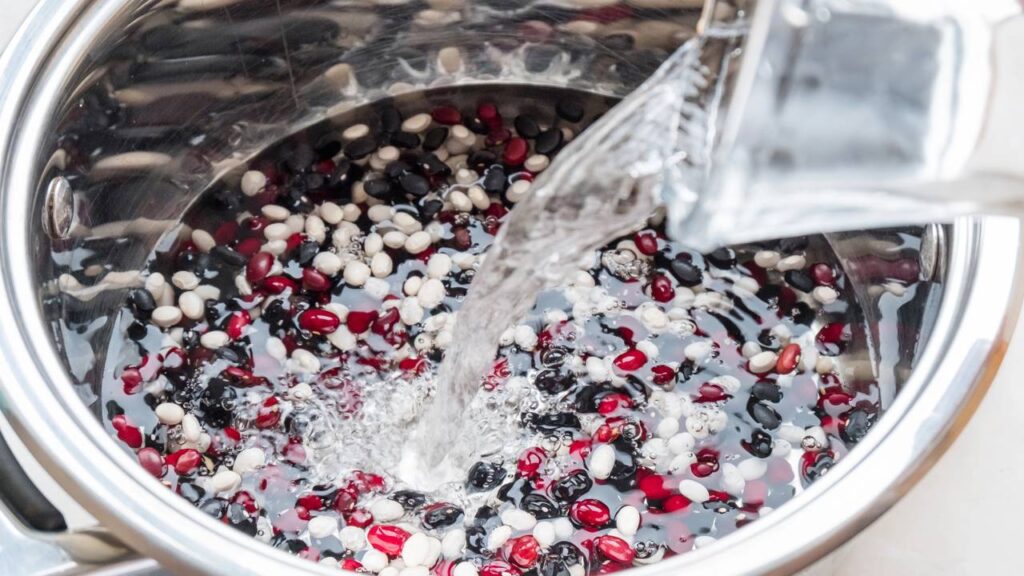 Por que o feijão cozinha mais rápido na panela de pressão