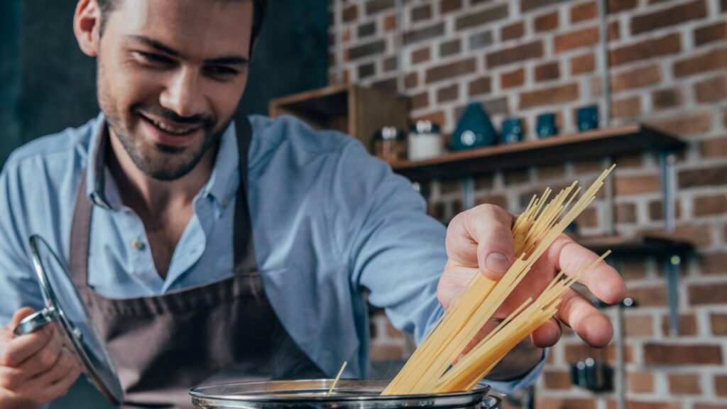 Por que o macarrão precisa ser cozido em água fervente